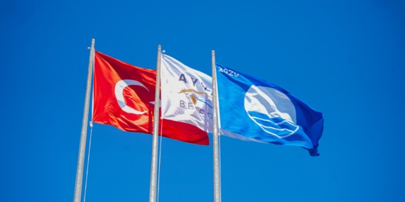 Ayvalık Belediyesi plajlarında Mavi Bayraklar göndere çekildi